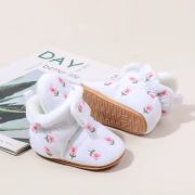 Cizmulite pentru bebelusi, albe, cu broderie florala si interior captusit moale mdbmb4197-2-ci3