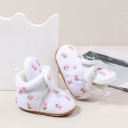 Cizmulite pentru bebelusi, albe, cu broderie florala si interior captusit moale mdbmb4197-2-ci3
