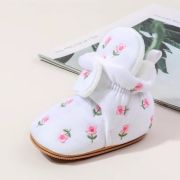 Cizmulite pentru bebelusi, albe, cu broderie florala si interior captusit moale mdbmb4197-2-ci3