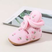 Cizmulite pentru bebelusi, roz, cu broderie florala si interior captusit moale mbbmb4197-1-ci3
