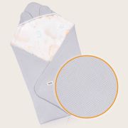Paturica de infasat, Lionelo, Pentru scoica auto, carucior si landou, Cu multiple utilizari, Cu inchidere arici velcro, Dimensiune 90x90 cm, Din bumbac, TOG 2.5, 12-18 luni, Albastru BYNLO-TRAVEL_SWADDLE_BLANKET_GREY_BALLOON