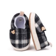 Pantofiori bebelusi carouri alb-negru, cu detaliu ursulet chbbw4208-2-va7