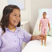 BARBIE PAPUSA BAIAT FASHIONISTAS IN SALOPETA STIL HAWAIAN SI SANDALE VERZI VIVMTDWK44_HYT99