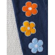 Set salopeta din blugi pentru fetite cu bluzita alba si floricele aplicate mdtu22-r2