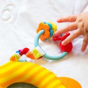 Jucarie din plus Benbat pentru dezvoltare senzoriala Lion