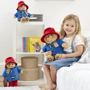 Jucarie de plus ursuletul Paddington cu haina albastra, asezat, 30 cm