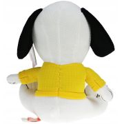 Jucarie din material textil elastic Snoopy cu bluza galbena, 32 cm (asezat)