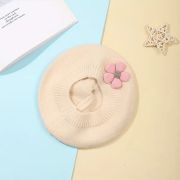 Bereta crem tricotata pentru fetite, cu floare roz aplicata mbtu117-r15