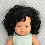 Papusa educativa 38 cm fetita caucaziana cu par negru si ondulat - okeml31262
