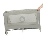 Patut pliant, Lionelo, Flower, Cu doua nivele, Cu arcada, Geanta transport, Masuta de infasat, Bara cu jucarii, Fereastra laterala, 120x60 cm, Conform cu standardele europeane de securitate EN 716 si EN12221, Cappuccino BYNLO-FLOWER_CAPPUCCINO
