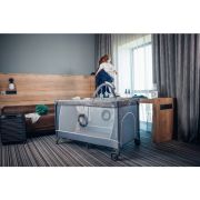 Patut pliant, Lionelo, Flower, Cu doua nivele, Cu arcada, Geanta transport, Masuta de infasat, Bara cu jucarii, Fereastra laterala, 120x60 cm, Conform cu standardele europeane de securitate EN 716 si EN12221, Cappuccino BYNLO-FLOWER_CAPPUCCINO