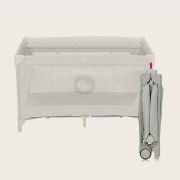 Patut pliant, Lionelo, Flower, Cu doua nivele, Cu arcada, Geanta transport, Masuta de infasat, Bara cu jucarii, Fereastra laterala, 120x60 cm, Conform cu standardele europeane de securitate EN 716 si EN12221, Cappuccino BYNLO-FLOWER_CAPPUCCINO
