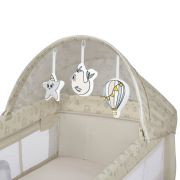 Patut pliant, Lionelo, Sven Plus, 120x60 cm, Cu doua nivele, Cu arcada jucarii, masuta de infasat, vibratii, melodii, conform cu standardele europeane de securitate EN716 si EN12221, Bej Latte BYNLO-SVEN_PLUS_BEIGE_LATTE