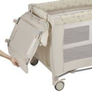 Patut pliant, Lionelo, Sven Plus, 120x60 cm, Cu doua nivele, Cu arcada jucarii, masuta de infasat, vibratii, melodii, conform cu standardele europeane de securitate EN716 si EN12221, Bej Latte BYNLO-SVEN_PLUS_BEIGE_LATTE