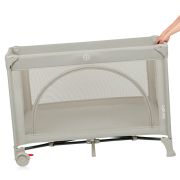 Patut pliant, Lionelo, Laura, 102 x 74 cm, Cu doua nivele, Functie de tarc, Cu roti, Include salteluta si geanta de transport, Pereti din plasa, Deschidere laterala, Pana la 15 kg, 0 luni +, Bej BYNLO-LAURA_BEIGE_SAND