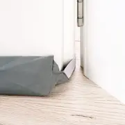 Protectie impotriva prinderii degetelor sub usa, opreste curentii de aer si izoleaza fonic, husa lavabila, 0-24 luni, gri, Reer 70121