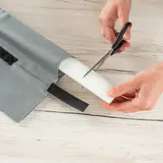 Protectie impotriva prinderii degetelor sub usa, opreste curentii de aer si izoleaza fonic, husa lavabila, 0-24 luni, gri, Reer 70121