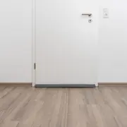 Protectie impotriva prinderii degetelor sub usa, opreste curentii de aer si izoleaza fonic, husa lavabila, 0-24 luni, gri, Reer 70121