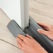Protectie impotriva prinderii degetelor sub usa, opreste curentii de aer si izoleaza fonic, husa lavabila, 0-24 luni, gri, Reer 70121