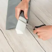 Protectie impotriva prinderii degetelor sub usa, opreste curentii de aer si izoleaza fonic, husa lavabila, 0-24 luni, gri, Reer 70121