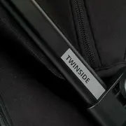 Carucior gemeni pliabil Twinside, Jane, Pliere rapida cu o mana, De la nastere pana la 22 Kg, Cu huse pentru ploaie, Spatare independente, Cu suspensii, Conform cu EN 1888-2:2018+A1:2023, Coal BYN8420421092460