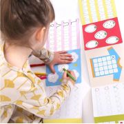 Carte de colorat si trasat linii pentru copii Banana Panda Ready To Trace Intermediate Lines, imagini cu obiecte comune, 23 ilustratii de trasare si colorare, 2 carti tip acordeon, 96 cm lungime SOLBP50159