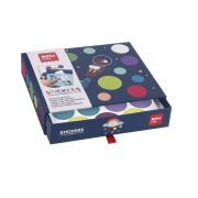 Set cu autocolante Apli Kids - Zbor pe luna, 8 foi de completat, 7 foi cu autocolante reutilizabile, 19x17x4cm