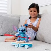 Masina Jada Toys Surfer Stitch 25 cm cu telecomanda HUBS9336064314R00