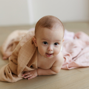 Onino - muselina multifunctionala din bumbac 100% organic, hug.me, sandy rose, x1 bucata, 120 x 120 cm, certificata gots bbbcdsw005