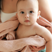 Onino - muselina multifunctionala din bumbac 100% organic, hug.me, sandy rose, x1 bucata, 120 x 120 cm, certificata gots bbbcdsw005