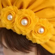 Caciulita galben mustar tip turban cu floricele cu perlute mdx-19057-1-ct4