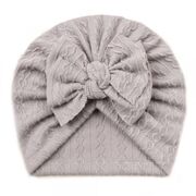 Caciulita gri tip turban cu model din tesatura si funda aplicata amx-22032-3
