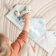 Jucarie senzoriala carticica de plus  casa lui Lalee Done by Deer Lalee Sand