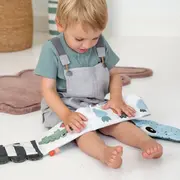 Jucarie senzoriala carticica de plus Fold-Out Done by Deer Croco Green