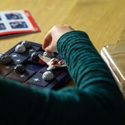 Smart games - asteroid escape, joc de logica cu 60 de provocari, 8+ ani, editie lb. romana - okesg426ro