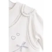 Salopeta bebe alba bumbac bluza cu maneca lunga broderie delicata si sosete trpb0185