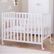 Patut Din Lemn Bambi Alb 120a 60 Cm Laterala Culisanta    Roti Cu Blocare    Protectie Silicon Pentru Dentitie    En 716-1 Pjbbambi120_w