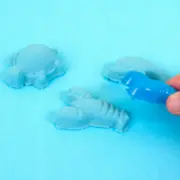 Nisip senzorial modelabil albastru deschis play sand 1 kg playbox pb2472018 - okepb2472018