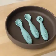 Set 3 lingurite, Petite&Mars, Take&Match, Din silicon, Diverse forme, Pentru supa, paste, alimente usoare, Dezvolta simturile si abilitatile senzoriale, Adecvate pentru masina de spalat vase, Fara BPA, 6 luni+, Sweet Pea, Verde BYN721766