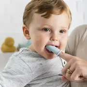 Set 2 periute de dinti pentru deget, Nattou, Cu peri moi, 0% silicon fara BPA, PVC sau ftalati, Include cutie depozitare, 0 luni+, 5 cm, Albastru BYN876674