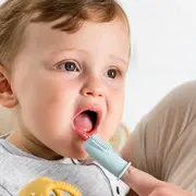 Set 2 periute de dinti pentru deget, Nattou, Cu peri moi, 0% silicon fara BPA, PVC sau ftalati, Include cutie depozitare, 0 luni+, 5 cm, Albastru BYN876674