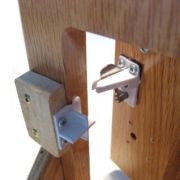 Incuietoare magnetica pentru sertare si dulapuri REER 7206