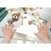 Neno Gino &ndash; carusel pentru pătuț cu suport de prindere JEMNEN-BAB-ZB006