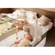 Neno Rosi &ndash; carusel pentru pătuț cu braț de prindere JEMNEN-BAB-ZB009