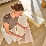 Covoras educativ, Lionelo, Zora, Din spuma XPE non-toxica, Cu doua fete, Suprafata antiderapanta, Dimensiune mare, 180x200 cm, Grosime 1.5 cm, Pliabil, Include geanta pentru transport, Bej BYNLO-ZORA
