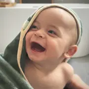 Prosop cu gluga, Petite&Mars, Loulou, Mare, 100 x 100 cm, 70% bambus, 30% bumbac, Certificare Oeko-Tex Standard 100, Hipoalergenic, respirabil si rezistent la mirosuri, Verde Botanic BYN418369