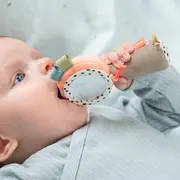 Jucarie senzoriala zornaitoare Done by Deer cu oglinda Celebration