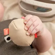 Jucarie zornaitoare Done by Deer pentru prindere si dentitie Clucky Sand