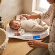 Cantar electronic, Petite&Mars, Pentru bebelusi, Pana la 20 kg, Forma ergonomica, Inregistreaza greutatea si in timpul miscarii, Alb BYN682015