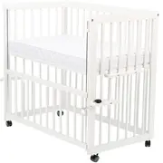 Patut co-sleeper, Qmini, Dalia, Multifunctional, 90x50 cm, Din lemn de pin, Reglabil pe orice treapta de inaltime la patul parintilor, Sistem de ancorare si roti cu frana incluse, Alb + Saltea 8 cm BYNQMDAL8CM03AL